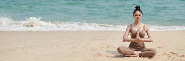 Cabeza Con Mujer Joven Meditando Posición Loto Playa Arena — Foto de Stock