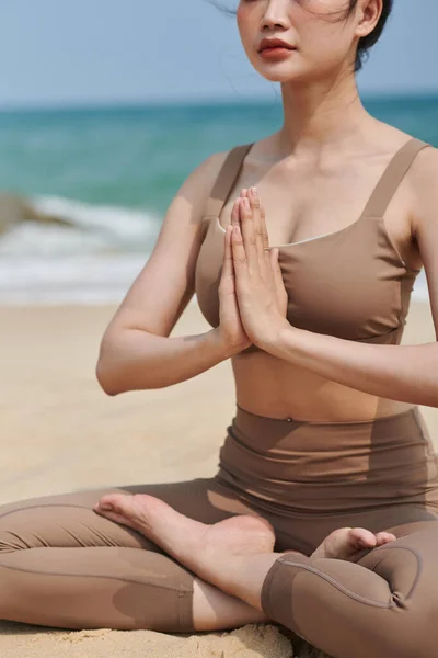 Slim Fit Giovane Donna Meditando Posizione Loto Sulla Spiaggia Mare — Foto Stock