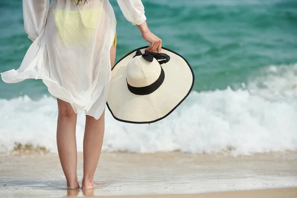 Barefoot Young Woman Standing Sandy Beach Enjoying Sea Waves — Stock Photo, Image