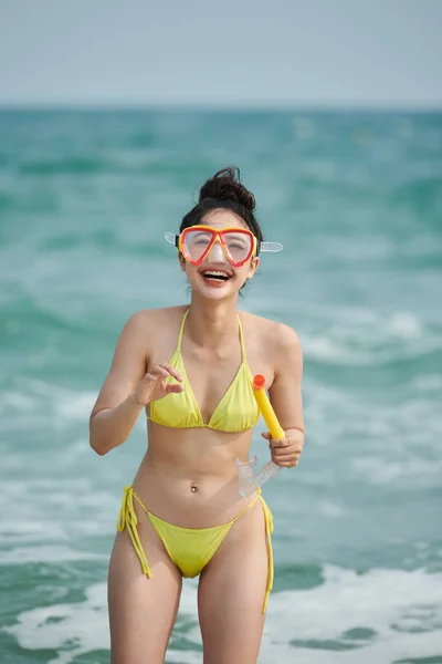 ハッピースリムフィット若いです女性シュノーケリングで海 — ストック写真