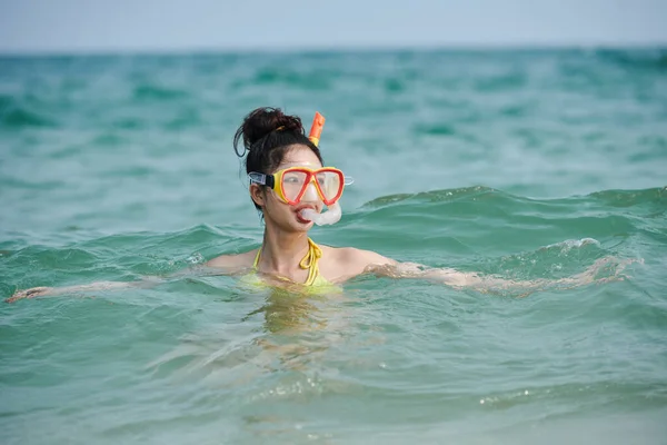 Mladá Žena Potápění Moři Letní Dovolená Koncept — Stock fotografie
