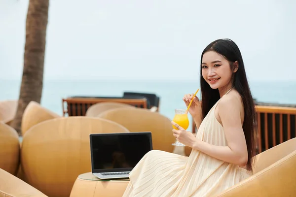 Portrait Smiling Pretty Asian Woman Drinking Fresh Juice Online Meeting — Stock Photo, Image