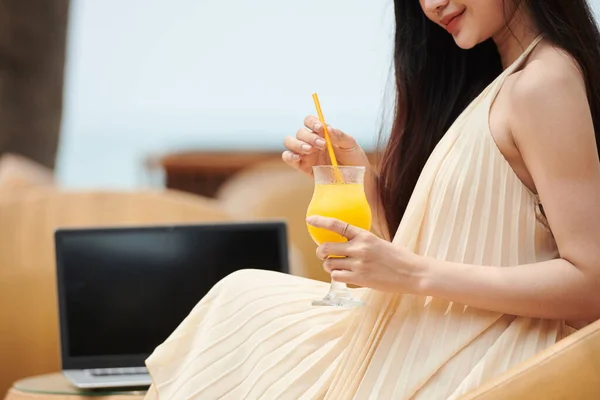 Immagine Ritagliata Giovane Donna Che Beve Cocktail Frutta Quando Rilassa — Foto Stock