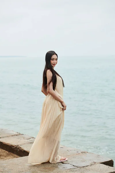 Jovem Mulher Asiática Vestido Longo Fluindo Praia Sorrindo Para Câmera — Fotografia de Stock