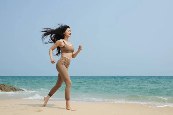 Joven Mujer Asiática Con Pelo Largo Trotando Playa Por Mañana — Foto de Stock