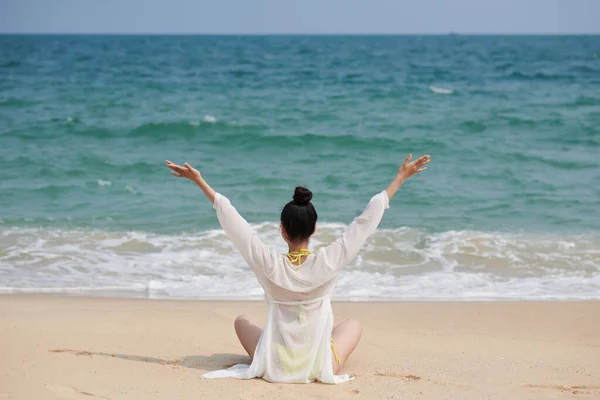 Mujer Joven Sentada Playa Del Mar Disfrutando Del Sonido Las — Foto de Stock