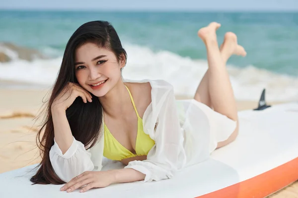 Joyful Smiling Young Woman Lying Paddleboard Beach Activity Concept — Stock Photo, Image