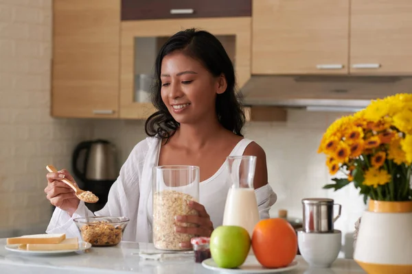 Gülümseyen Kadın Kahvaltıyı Hazırlarken Yapımı Granola Koyuyor — Stok fotoğraf