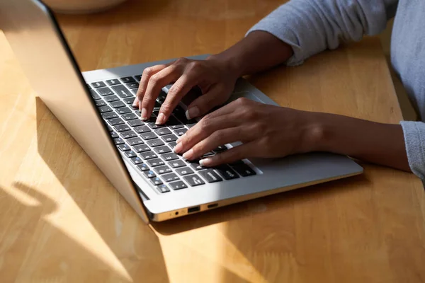Manipulowane Ręce Kobiety Piszącej Laptopie — Zdjęcie stockowe