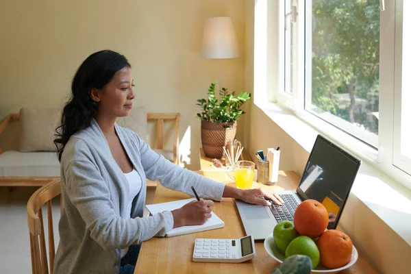 Empreendedora Feminina Checando Calendário Laptop Tomando Notas Planejador Trabalhar Casa — Fotografia de Stock