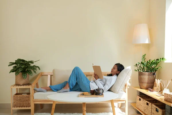 Mujer Joven Ropa Cómoda Relajante Sofá Lectura Buen Libro — Foto de Stock