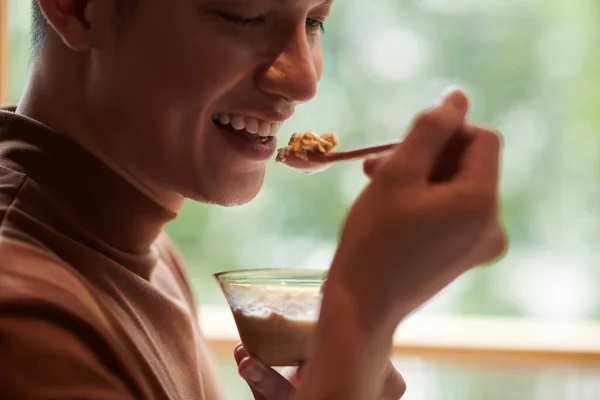Обрезанное Изображение Улыбающегося Молодого Человека Поедающего Миску Овсянки Завтрак — стоковое фото