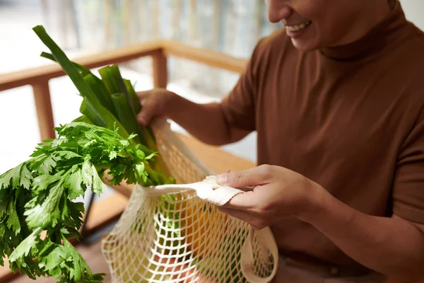 Jovem Sorridente Segurando Saco Malha Reutilizável Verduras Legumes Frescos — Fotografia de Stock