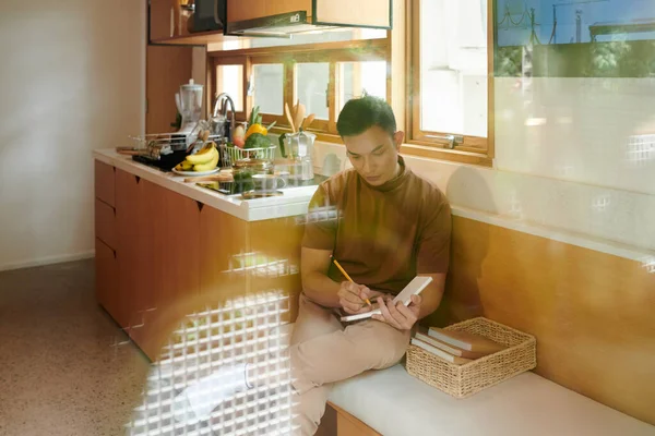 Jeune Homme Assis Sur Banc Dans Cuisine Remplissant Journal Gratitude — Photo
