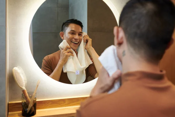 Glada Ung Man Torka Ansiktet Med Mjuk Handduk Efter Tvätt — Stockfoto