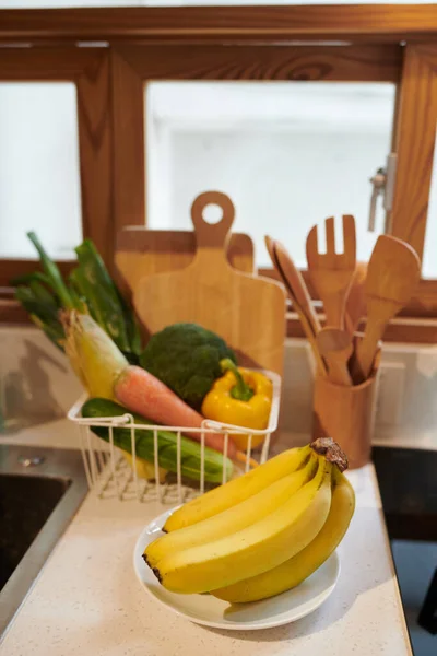 Hromada Čerstvých Banánů Kovový Koš Zeleninové Kuchyňské Linky — Stock fotografie
