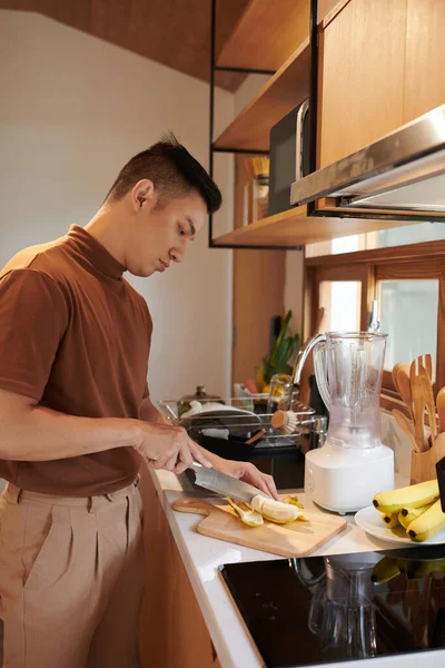Joven Corte Plátano Mostrador Cocina Cocinar Batido Desayuno —  Fotos de Stock