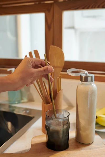Tangan Manusia Menempatkan Reusable Bambu Jerami Dalam Gelas Protein Pisang — Stok Foto