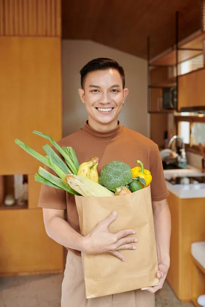Porträtt Glad Vietnamesisk Ung Man Som Håller Papper Paket Färska — Stockfoto