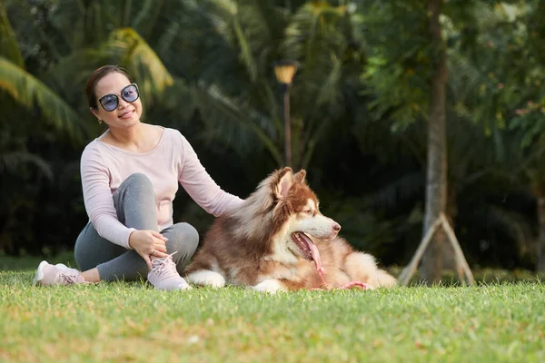 Gelukkig Vrouw Zitten Grond Park Strelen Haar Samoyed Hond — Stockfoto