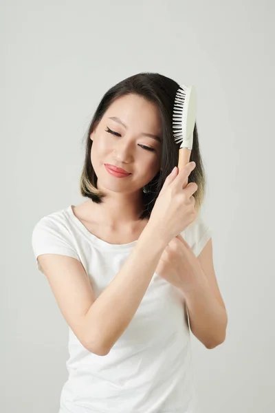 Портрет Позитивної Молодої Азіатки Яка Чистить Волосся — стокове фото