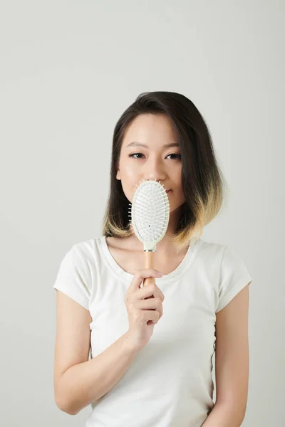 Retrato Una Joven Sonriente Con Cabello Fresco Mostrando Cepillo Plástico — Foto de Stock