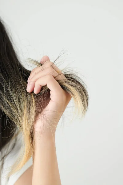 Close Image Woman Showing Her Dyed Dry Tangled Hair — Stock Photo, Image
