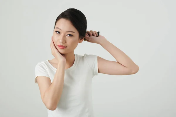 Retrato Jovem Mulher Asiática Torcendo Cabelo Tocando Seu Rosto — Fotografia de Stock