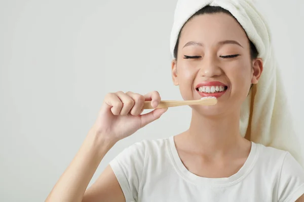 Портрет Веселой Молодой Вьетнамской Женщины Полотенцем Голове Чистящей Зубы — стоковое фото