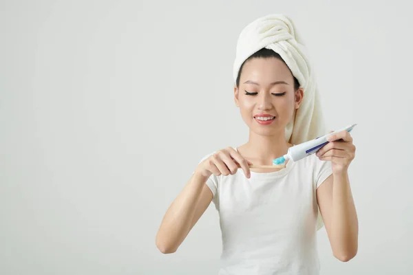 Sourire Jeune Asiatique Femme Appliquer Dentifrice Sur Brosse — Photo