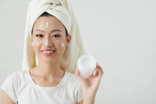 Porträtt Glad Ung Asiatisk Kvinna Som Applicerar Återfuktande Ansiktskräm Efter — Stockfoto