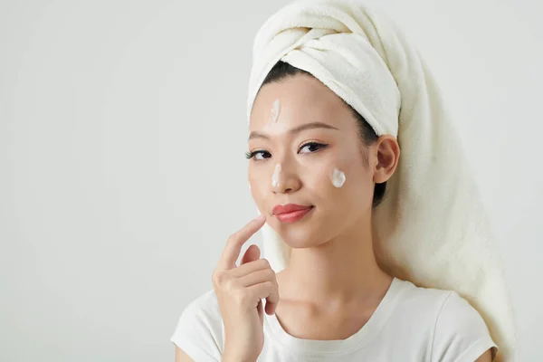 Jovem Positiva Aplicando Creme Facial Para Hidratar Pele Após Banho — Fotografia de Stock