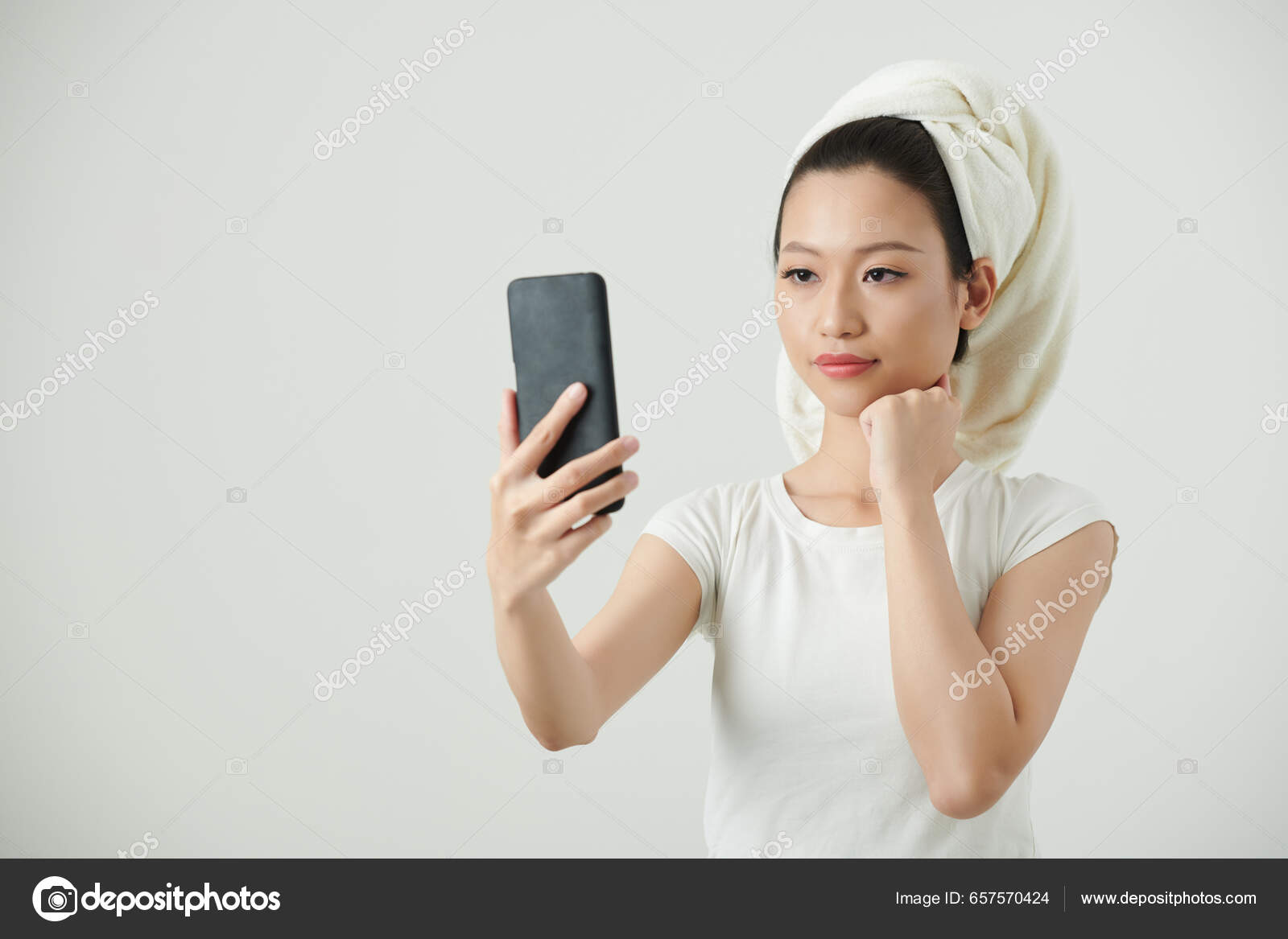 Young Vietnamese Woman Taking Selfie Smartphone Shower — Stock Photo ©  DragonImages #657570424, image size:1600x1167