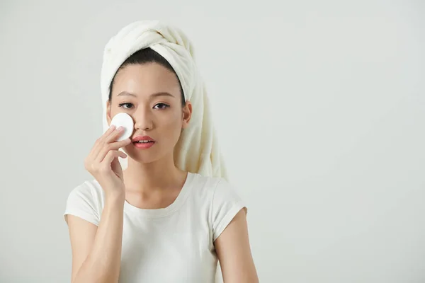 Portrait Young Woman Wiping Toner Face Cotton Pad Restore Skins — Stock Photo, Image