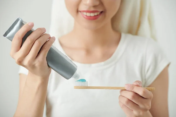 Lächelnde Frau Drückt Bleichende Zahnpasta Auf Bürste — Stockfoto