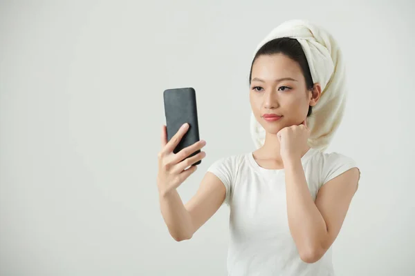 Mujer Vietnamita Joven Tomando Selfie Teléfono Inteligente Después Ducha — Foto de Stock