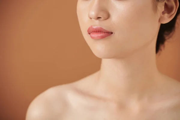 Przycięty Obraz Młodej Kobiety Piękną Nieskazitelną Skórą Pełnymi Ustami — Zdjęcie stockowe