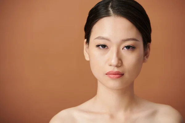 Portrait Studio Jeune Femme Vietnamienne Sérieuse Avec Maquillage Naturel Regardant — Photo
