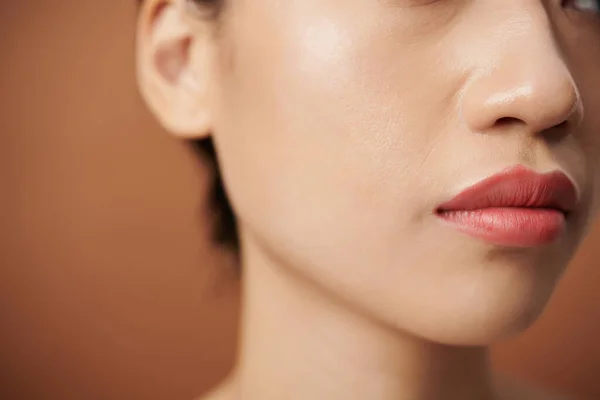 Zbliżenie Obrazu Młodej Kobiety Pełnymi Ustami Tworzącej Fałdy Nosowo Nosowe — Zdjęcie stockowe