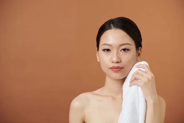 Asiática Joven Mujer Limpiando Cara Cuerpo Con Suave Toalla Blanca — Foto de Stock