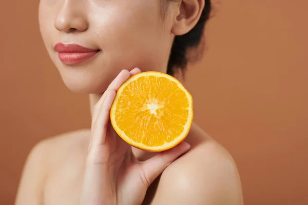 カットオレンジ エッセンシャルオイル オーガニック化粧品のコンセプトを持つ若い女性の作物のイメージ — ストック写真