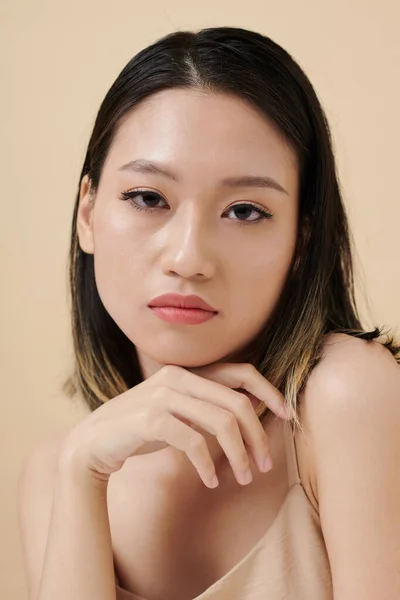 Rostro Mujer Joven Seria Con Maquillaje Natural Mirando Cámara — Foto de Stock