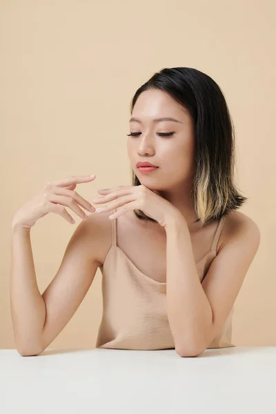 Mujer Joven Pensativa Sentada Mesa Disfrutando Belleza Sus Dedos —  Fotos de Stock