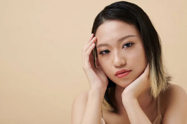 Mujer Joven Con Expresión Facial Neutra Pensando Mirar Cámara —  Fotos de Stock