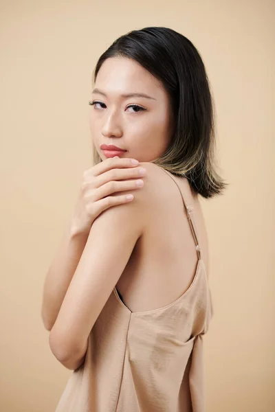 Estudio Retrato Mujer Joven Asiática Tocando Hombro Mirando Cámara — Foto de Stock