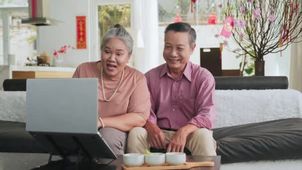Střední Dlouhý Záběr Veselý Asijské Starší Pár Sedí Pohovce Obývacím — Stock video