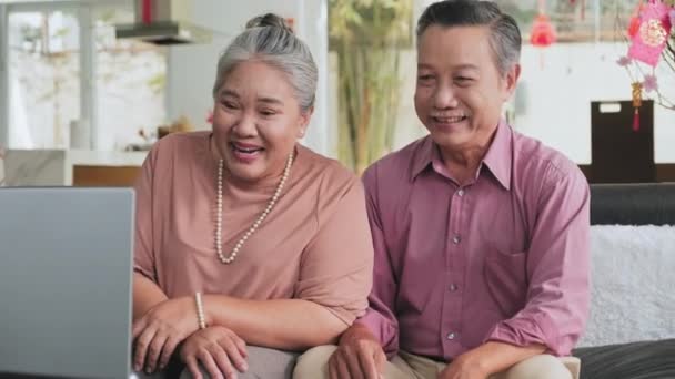 Luta Upp Bilden Glada Asiatiska Senior Par Sitter Soffan Hemma — Stockvideo
