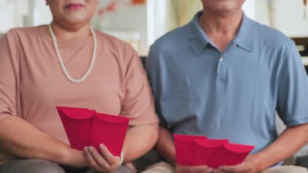 Plan Recadré Grands Parents Asiatiques Âgés Assis Sur Canapé Maison — Video