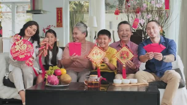 Ομαδικό Πορτρέτο Της Χαρούμενης Οικογένειας Πολλών Γενεών Που Κάθεται Στον — Αρχείο Βίντεο