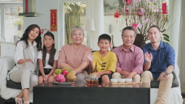 Gruppporträtt Glada Asiatiska Familjen Sitter Soffan Vardagsrummet Viftar Och Ler — Stockvideo